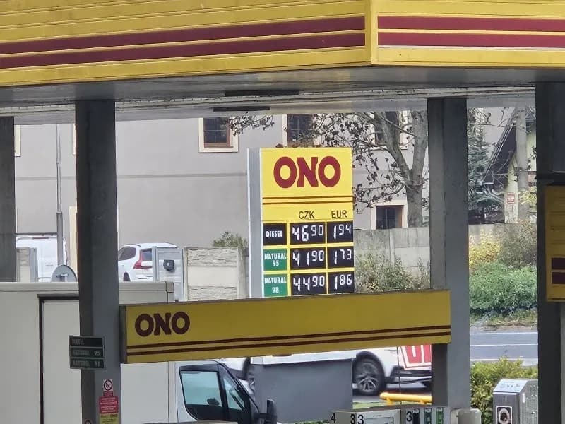 Bộ Tài chính Séc giảm giá trần nhiên liệu vào cuối tuần: dầu diesel giảm xuống 49,45 korun/l, xăng giảm xuống 43,87 korun/l