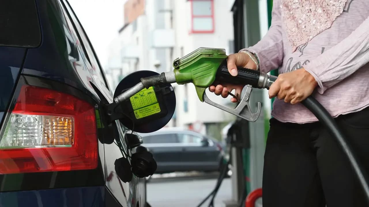 Giá trần nhiên liệu cho ngày 6/10: Giá xăng giữ nguyên, giá dầu diesel giảm nhẹ