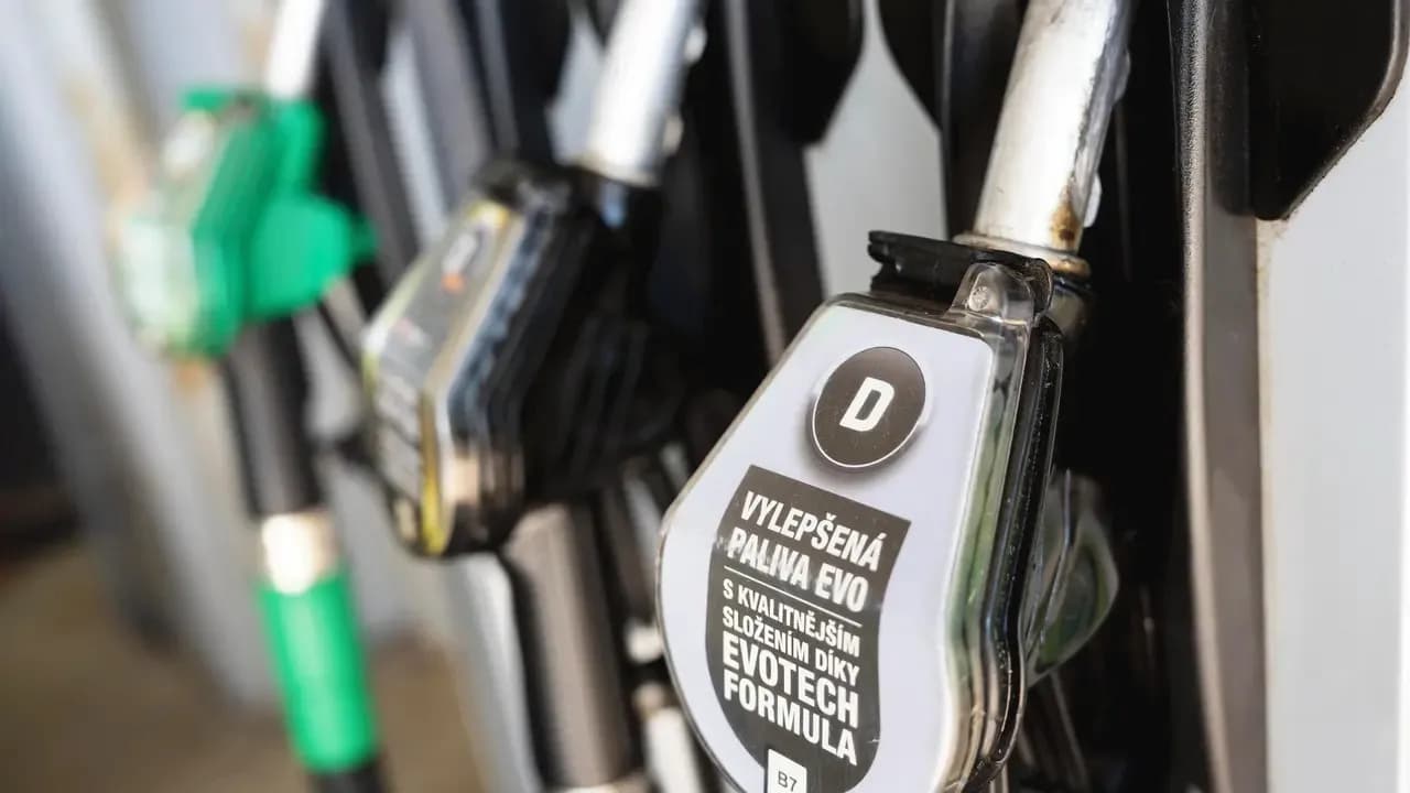 Giá trần nhiên liệu tại Séc cho ngày 28 và 29/10: Dầu diesel đạt mốc 49,46 korun/lít