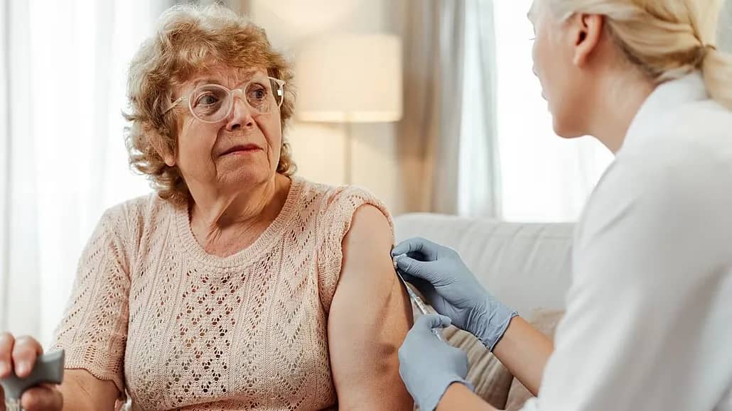 Lập luận “sống chẳng còn bao lâu”: Sai lầm nguy hiểm khiến người cao tuổi Séc ngại tiêm vắc-xin và khám phòng ngừa