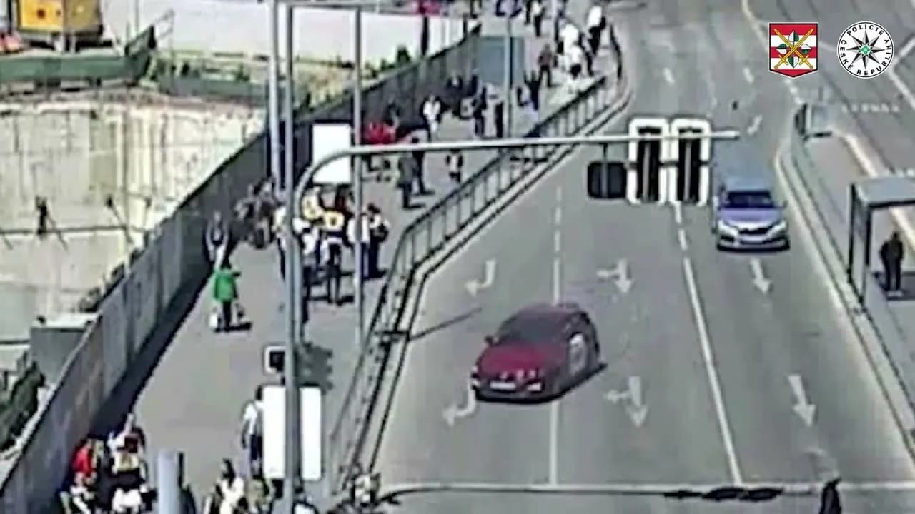 Rình rập phụ nữ cao tuổi ở trạm dừng: Kẻ chuyên giật dây chuyền tại Brno đối mặt 10 năm tù