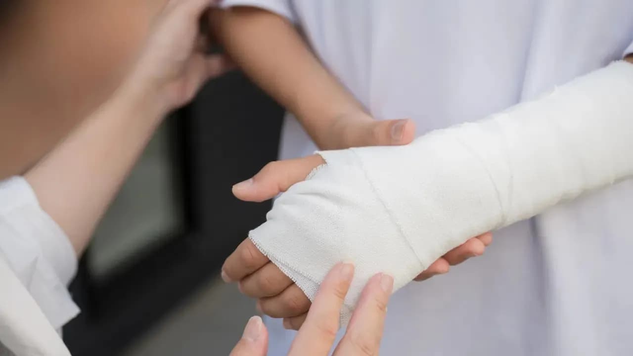 Séc: Trẻ bị tai nạn ở trường. Nhà trường bồi thường ra sao và cha mẹ cần làm gì?