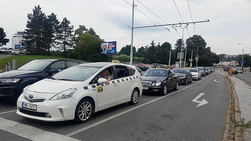 Hạ viện Séc thông qua quy định cho phép địa phương kiểm tra trình độ tiếng Séc của tài xế taxi