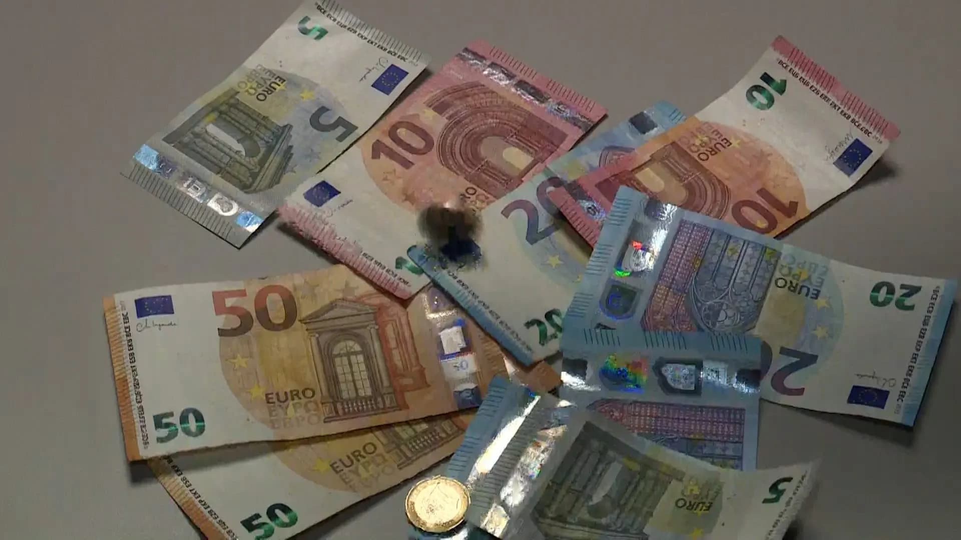 Plzeň: Vứt nhầm 20.000 euro của cha quá cố vào thùng rác, may mắn được công nhân vệ sinh trả lại