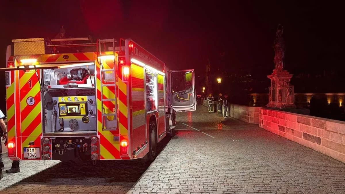 Praha: Giải cứu người đàn ông say rượu nhảy từ cầu Charles xuống sông Vltava