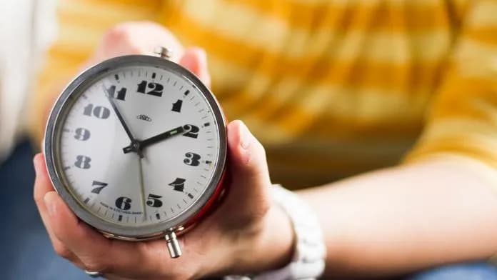 Vì sao thời điểm đổi giờ mùa đông năm nay tại Séc lại đến sớm hơn thường lệ?