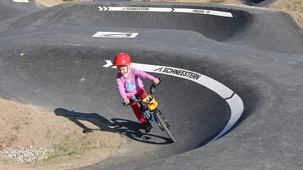 Praha khánh thành hai đường đua pump track mới tại 2 quận chỉ trong 1 tuần