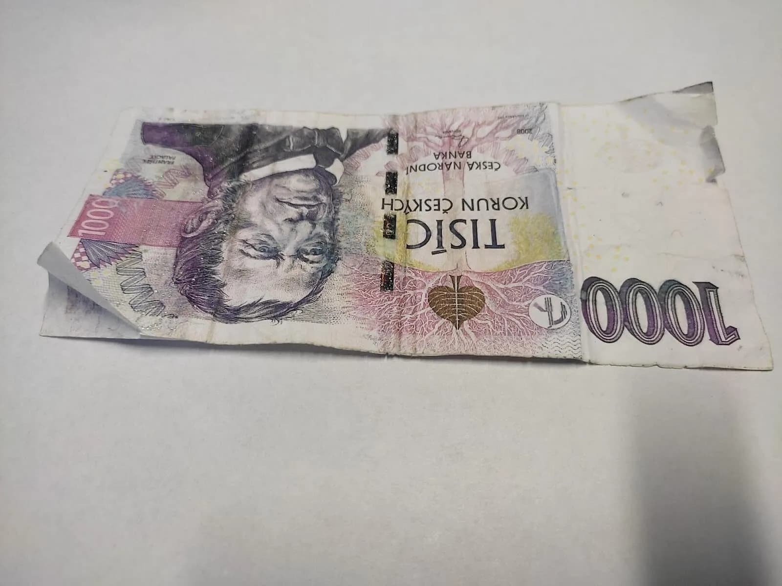 Nghi phạm người nước ngoài dùng máy in làm tiền giả, đồng phạm mang đi thanh toán tại nhiều nơi ở Ostrava