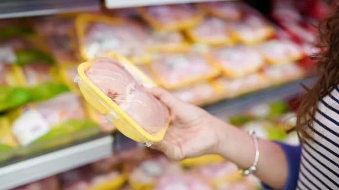Phát hiện vi khuẩn Salmonella trong thịt gà ướp sẵn để nướng bán tại siêu thị Lidl