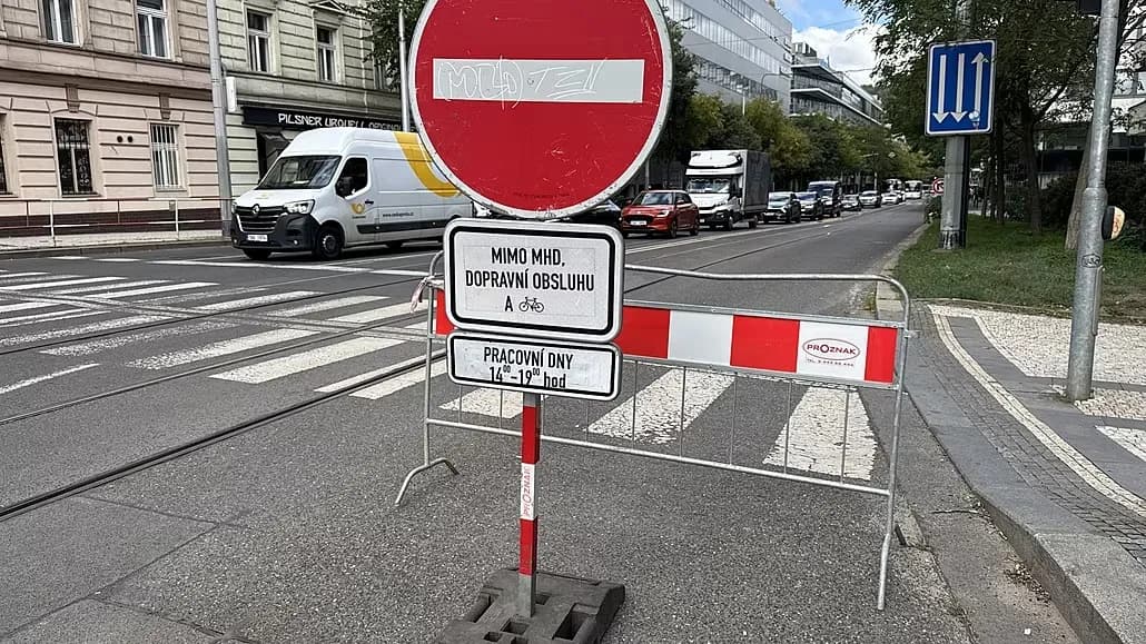 Praha 5: Phố Radlická mở lại cho ô tô nhưng vẫn vắng bóng xe