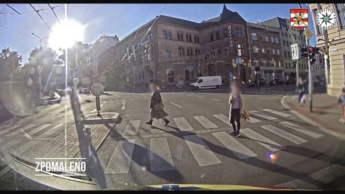 Brno: Sang đường không quan sát khi đeo tai nghe, hai phụ nữ suýt bị xe cứu thương đâm phải