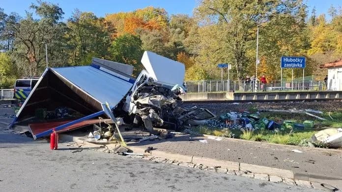 Olomouc: Tàu hỏa va chạm xe tải chở thực phẩm, tài xế bị thương nặng