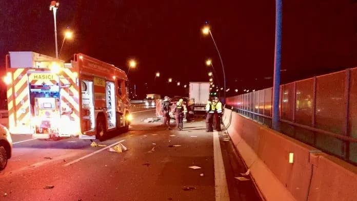 Tai nạn thảm khốc trên đường vành đai Praha: Hai người tử vong, sáu người bị thương