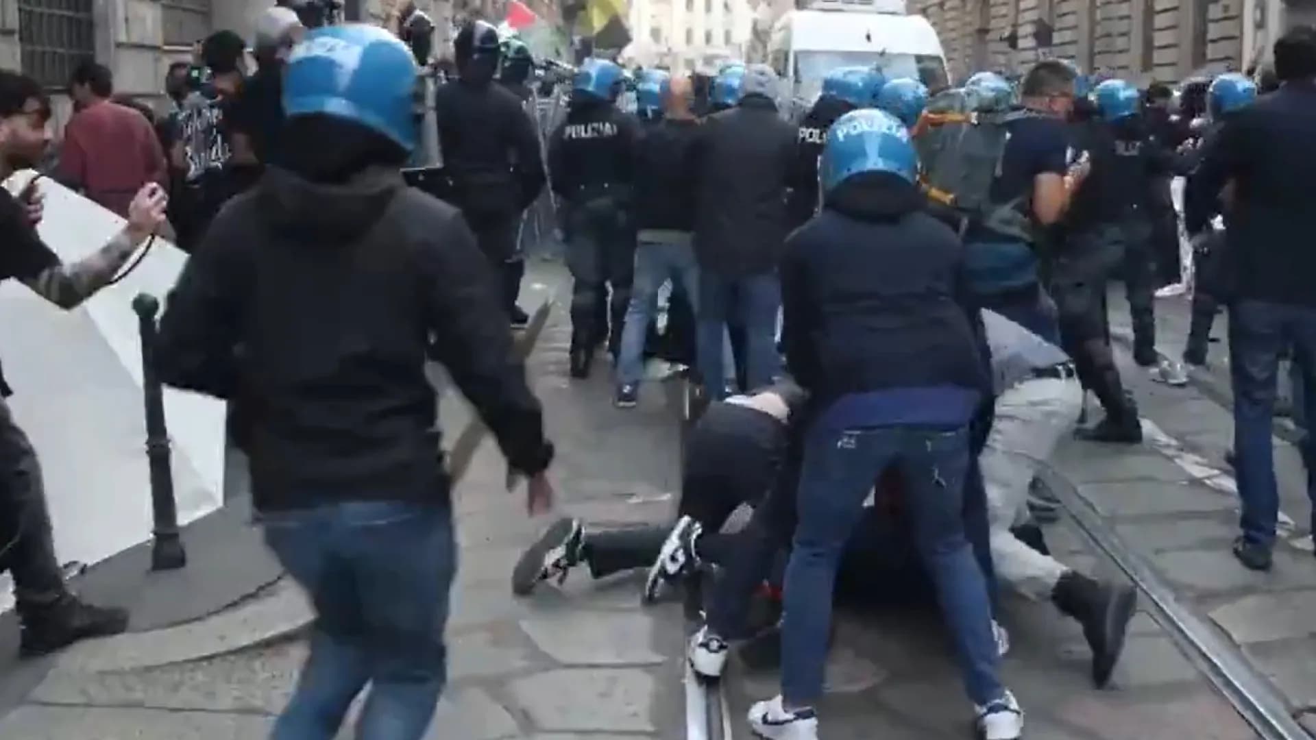 Biểu tình phản đối chi phí sinh hoạt biến thành bạo loạn tại nhiều thành phố Italy