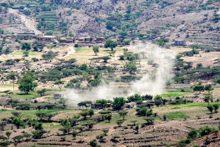 Houthi cáo buộc Saudi Arabia không kích 26 lần trong 24 giờ; Riyadh phát cảnh báo trên không