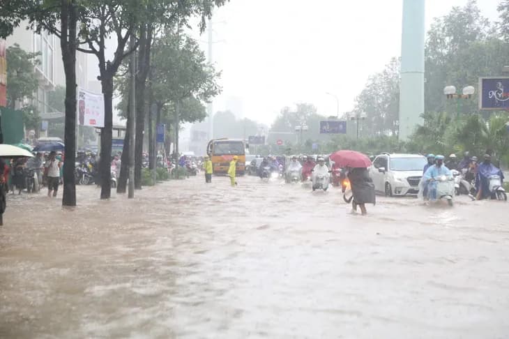 Đường Tố Hữu cạnh công trình chống ngập 600 tỉ vừa hoàn thành vẫn ngập sâu, trung tâm quản lý nói gì?
