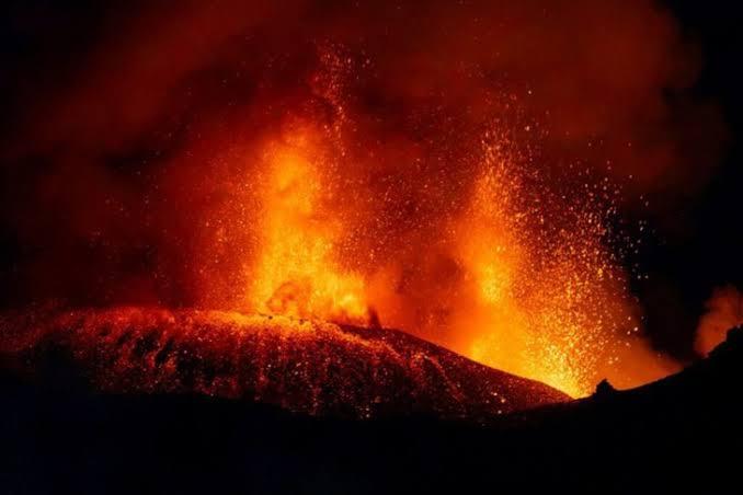 Núi lửa Etna phun trào dữ dội, hàng ngàn du khách mắc kẹt ở Sicily