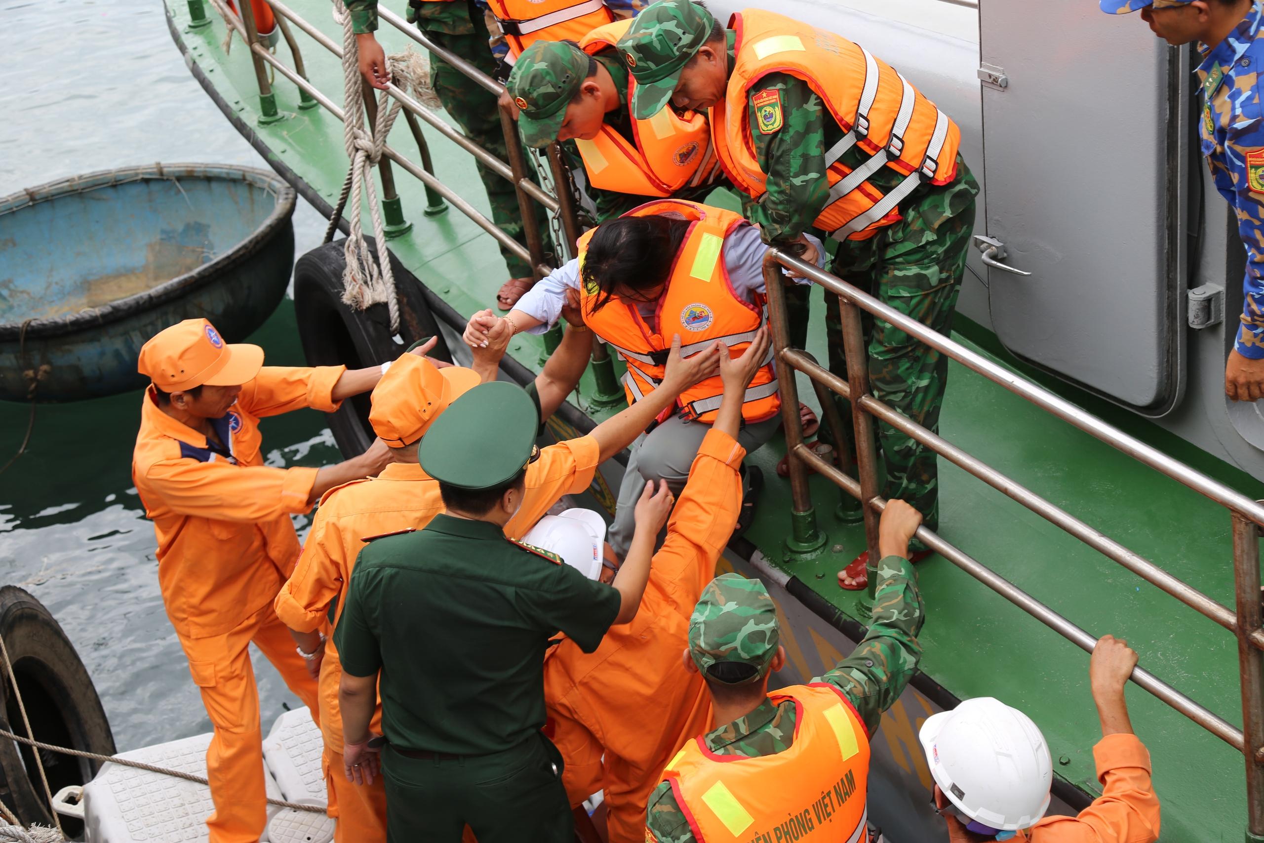 Vụ cô gái sống sót 8 tiếng trên biển: Chi tiết giây phút gặp nạn và 'phép màu' giúp sống sót