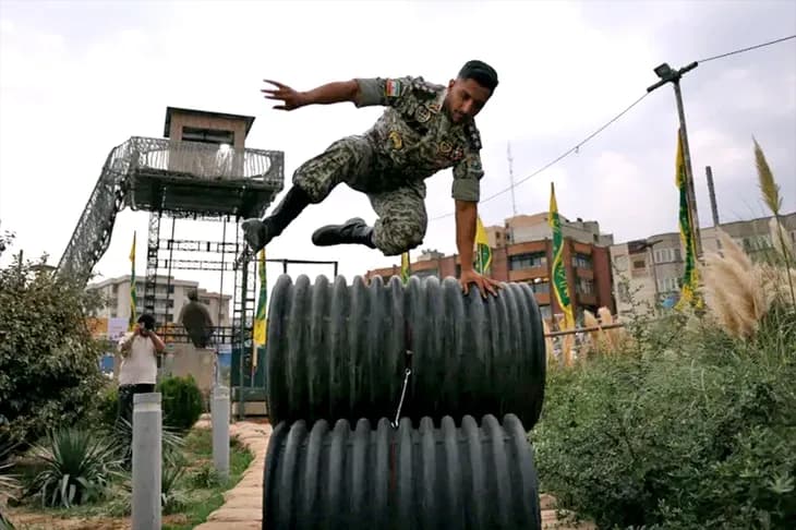 Iran lập các 'doanh trại dã chiến', huấn luyện quân sự cho dân thường