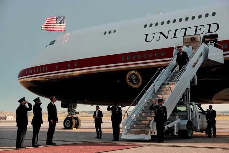 Nhà Trắng cấm Đài CNN lên chuyên cơ Air Force One cùng Tổng thống Donald Trump