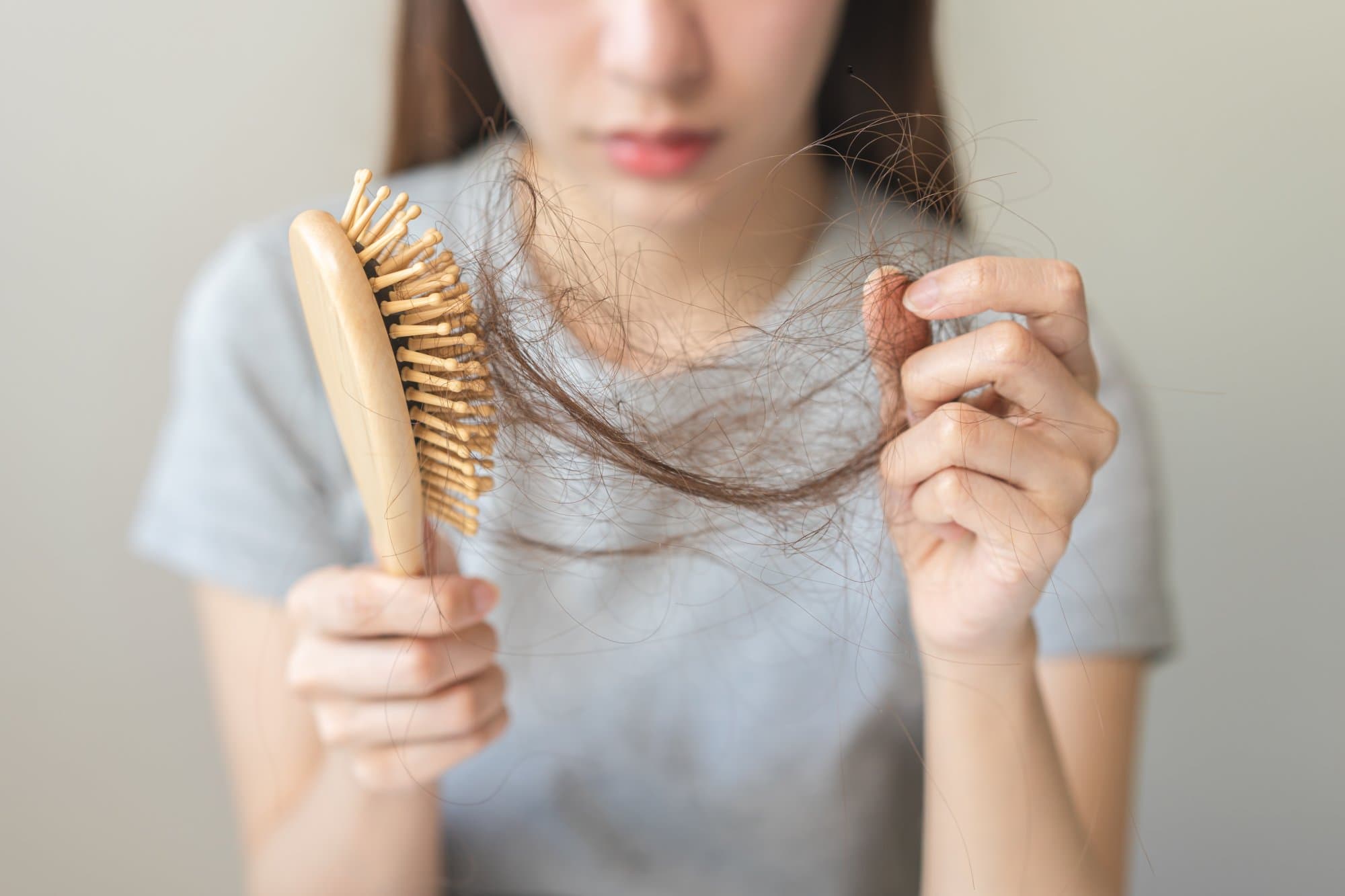 Lí do tóc rụng nhiều hơn khi trời lạnh và các phương pháp phục hồi mái tóc từ chuyên gia Séc