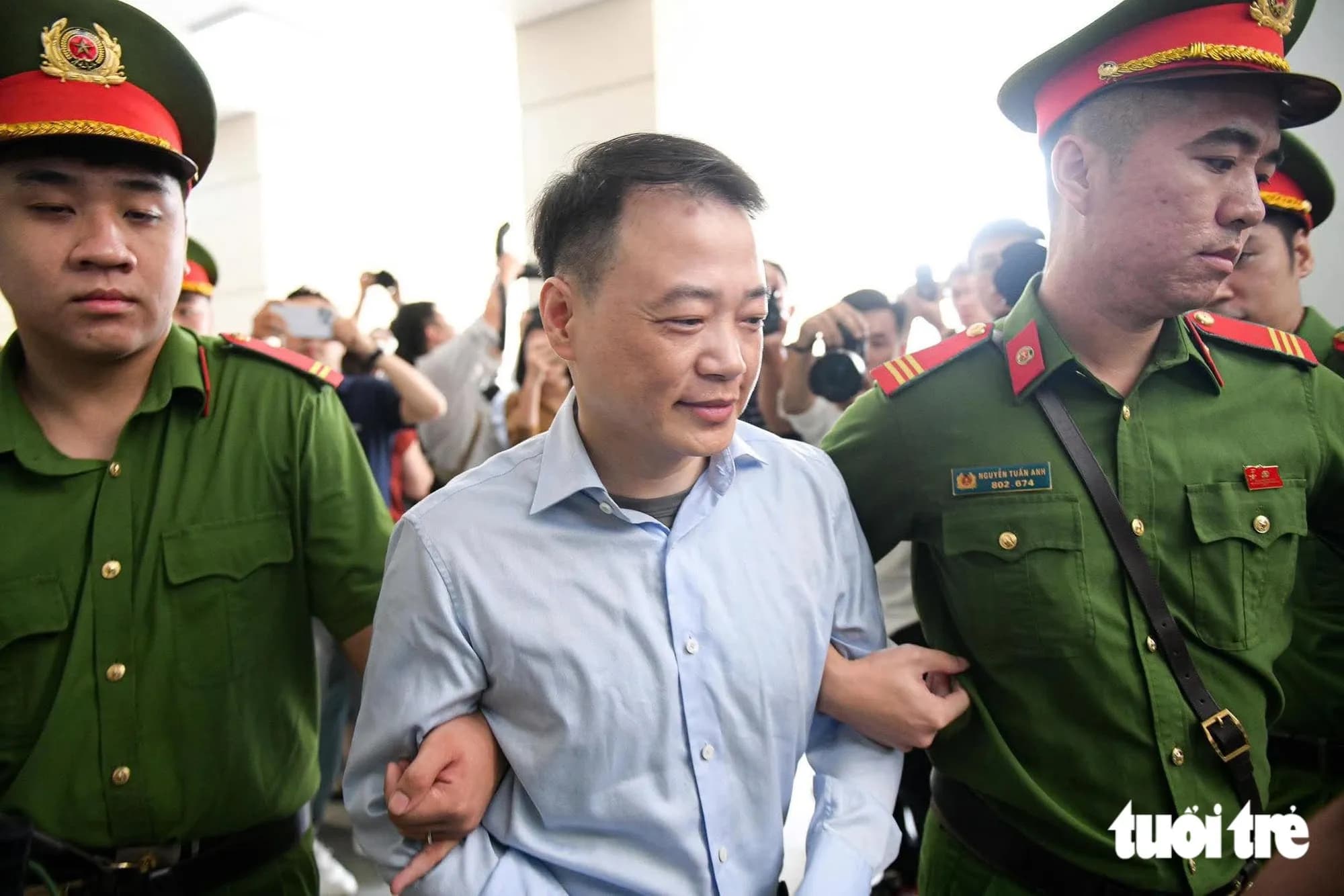 Cận cảnh Shark Bình, Mr Pips cùng các bị cáo được cảnh sát dẫn giải đến tòa