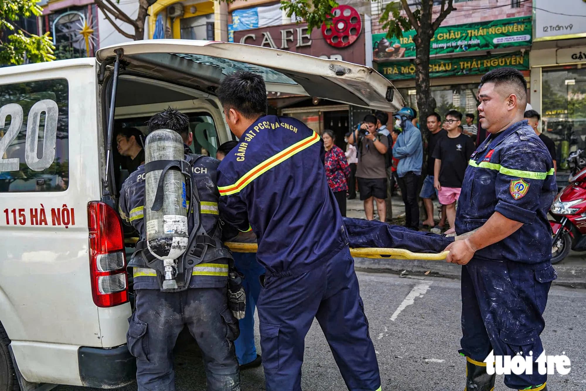 Cháy nhà 4 tầng ở Hà Nội, 5 người mắc kẹt được giải cứu