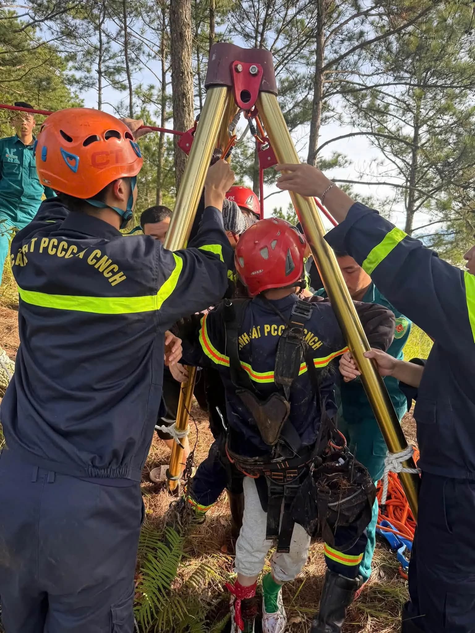 Cứu nữ du khách Malaysia rơi xuống hố sâu 10m khi leo núi ở Đà Lạt