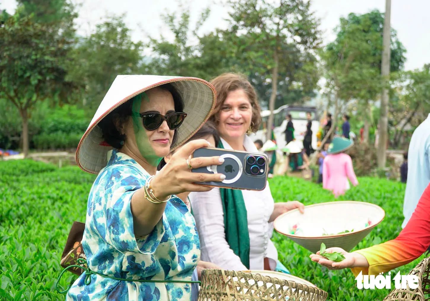 Đại sứ các nước tại Việt Nam rủ nhau đi tàu di sản, hái chè Thái Nguyên