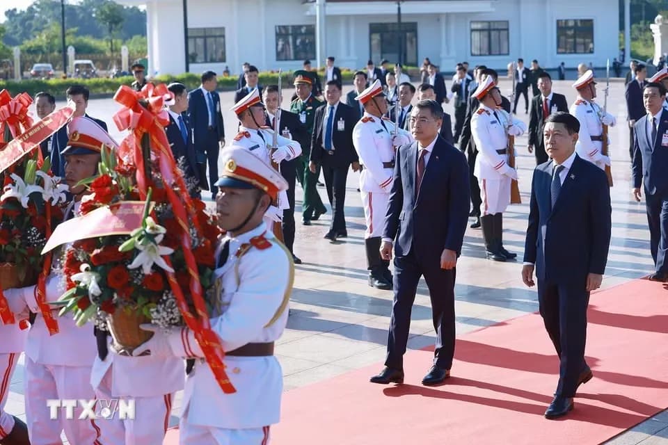 Hai Thủ tướng Việt Nam, Lào dâng hoa tưởng niệm các vị lãnh tụ hai nước
