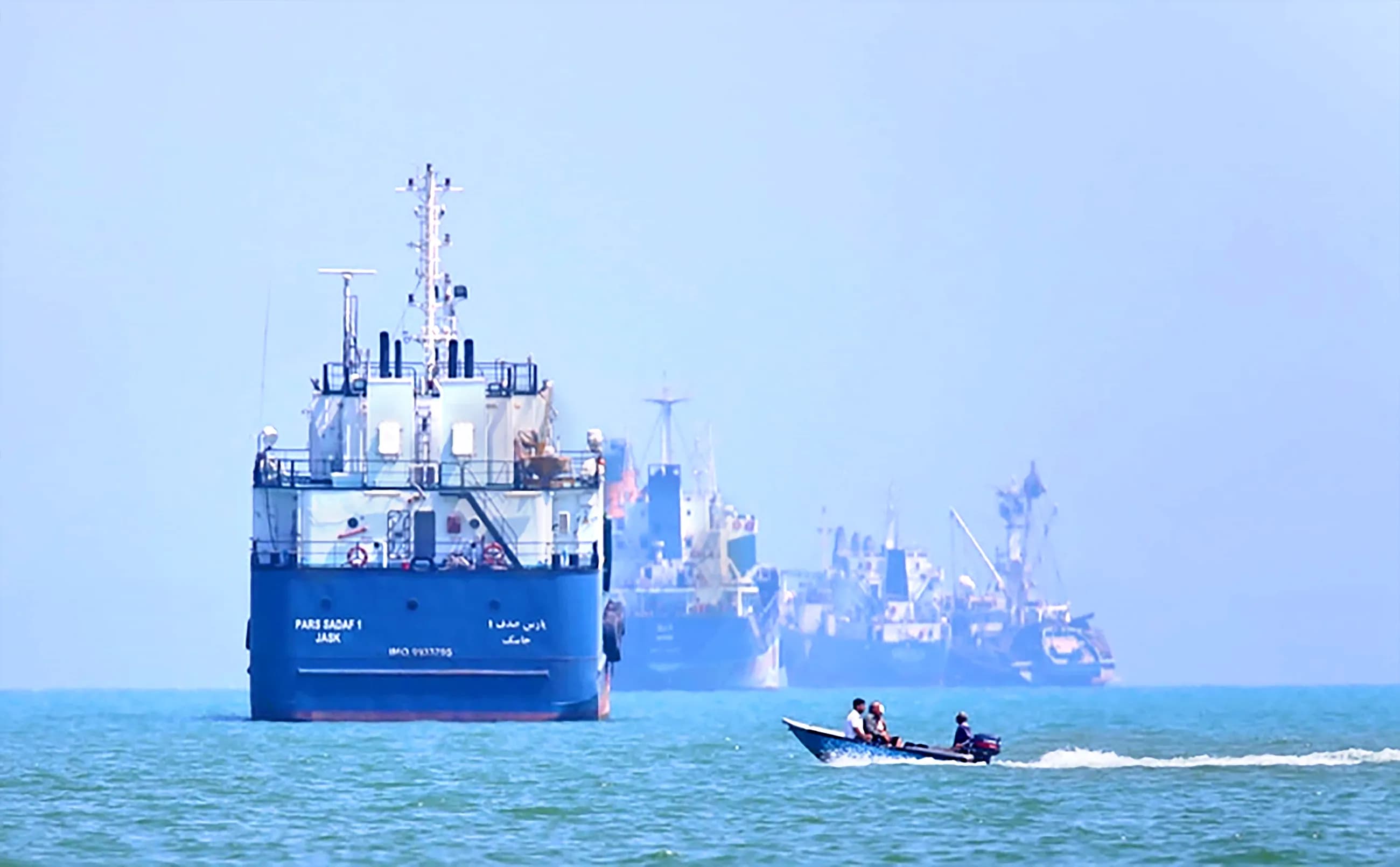 Iran nói 3 tàu dầu lớn phát nổ ở Hormuz, tàu không người lái Mỹ bị phá hủy