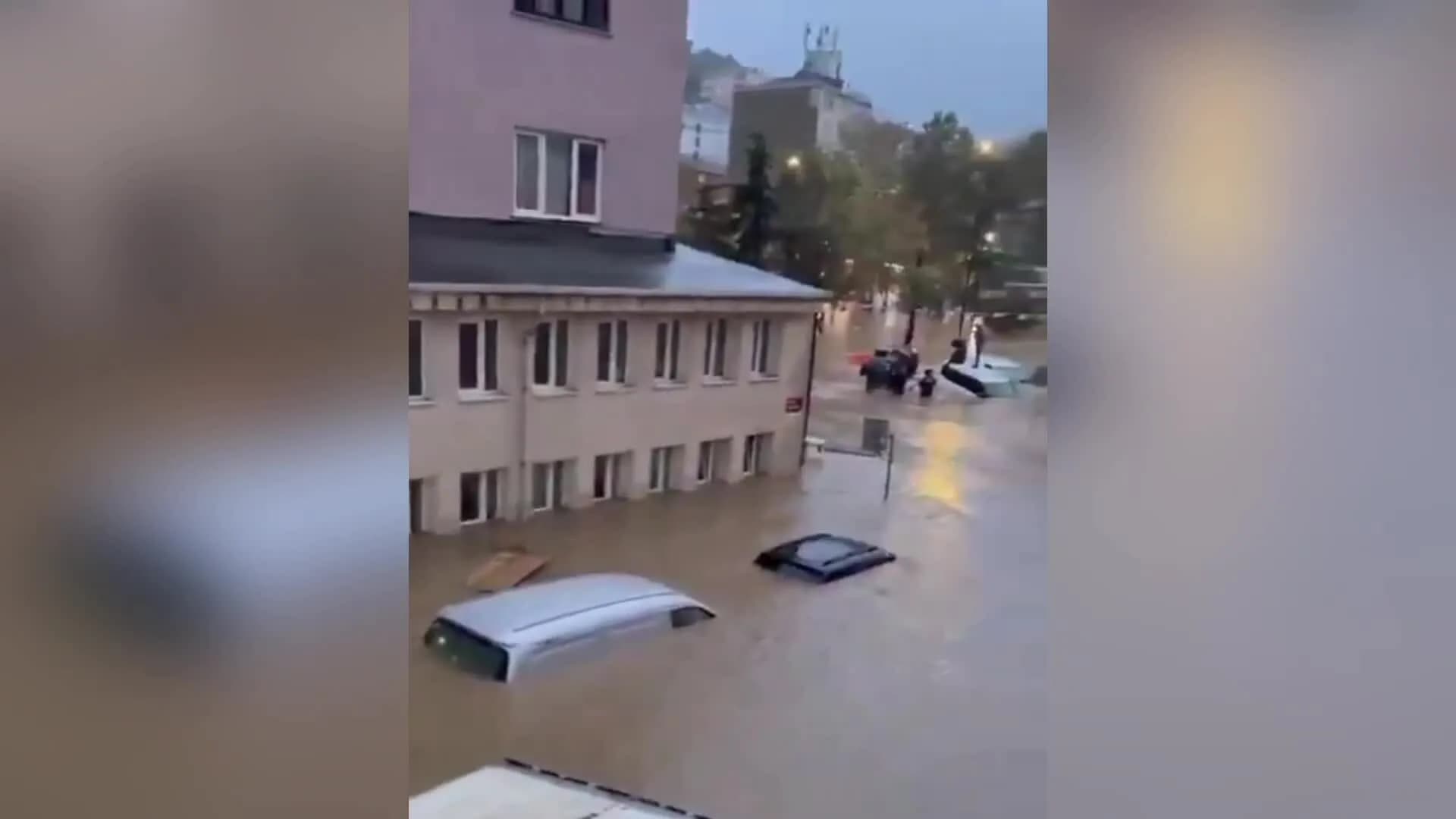 Khoảnh khắc nước lũ cuốn trôi người, ôtô trên đường phố Istanbul
