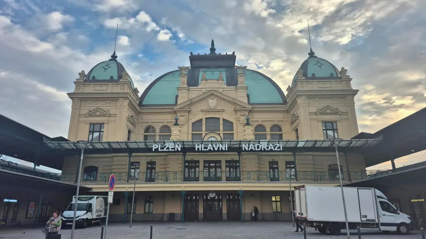 Khởi tố người đàn ông đâm người vô gia cư đang ngủ ở Plzeň