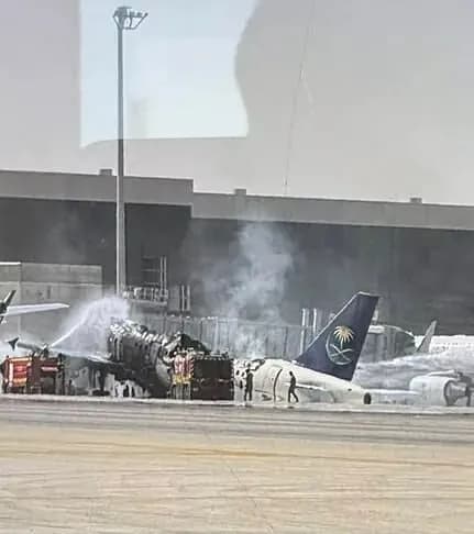 Máy bay chở khách Arab Saudi 'bị phá hủy' khi Houthi tập kích Riyadh