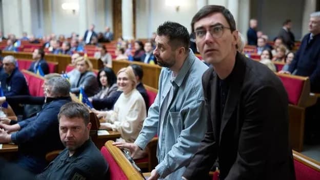 Ông Zelensky giữa hai gọng kìm Mỹ và châu Âu