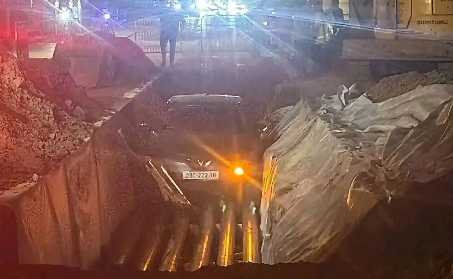 Ôtô lao xuống hào cáp ngầm sâu 1,5 m ở Hà Nội