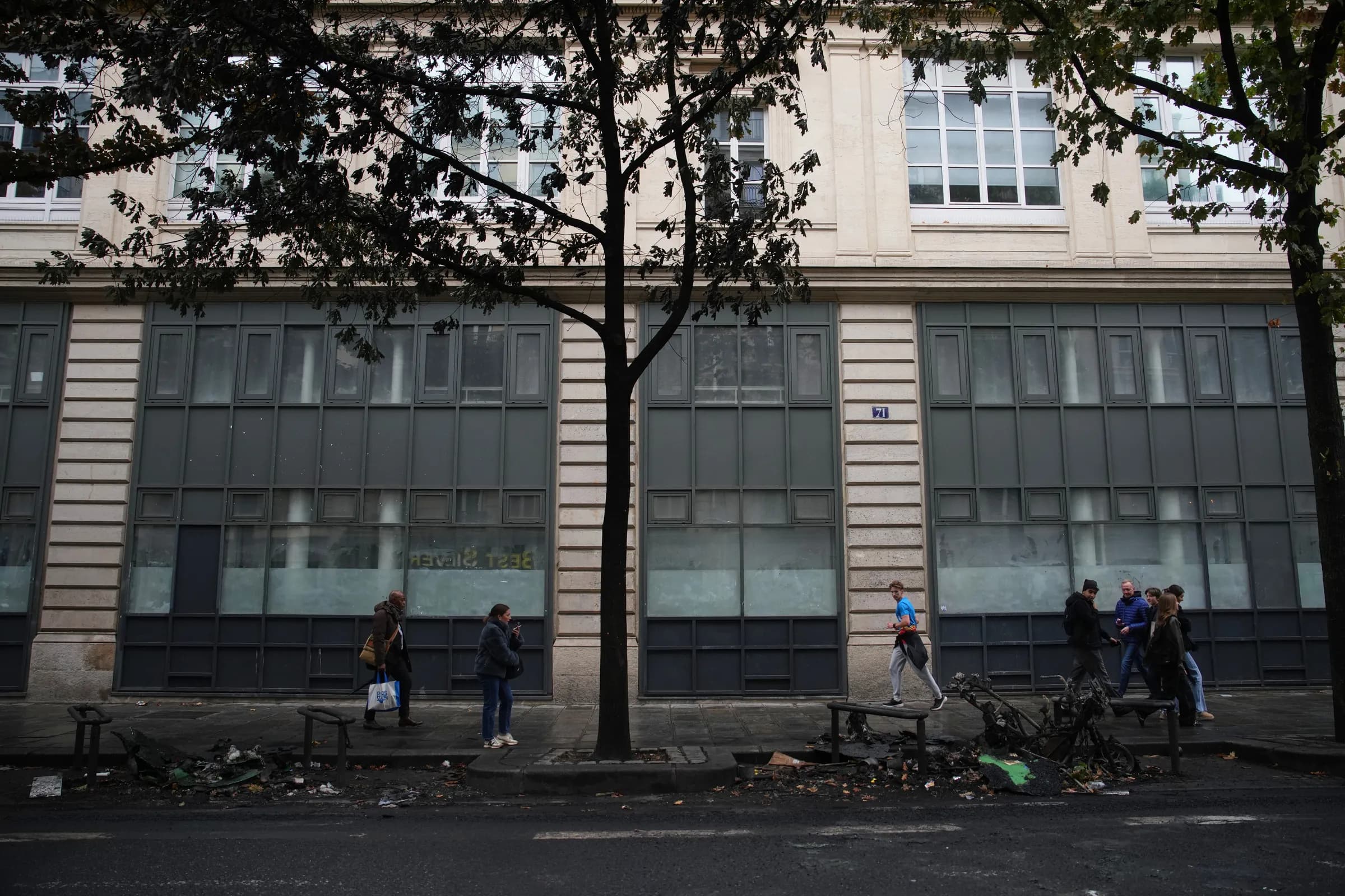 Paris áp lệnh giới nghiêm ban đêm 'đến khi nào còn cần thiết'