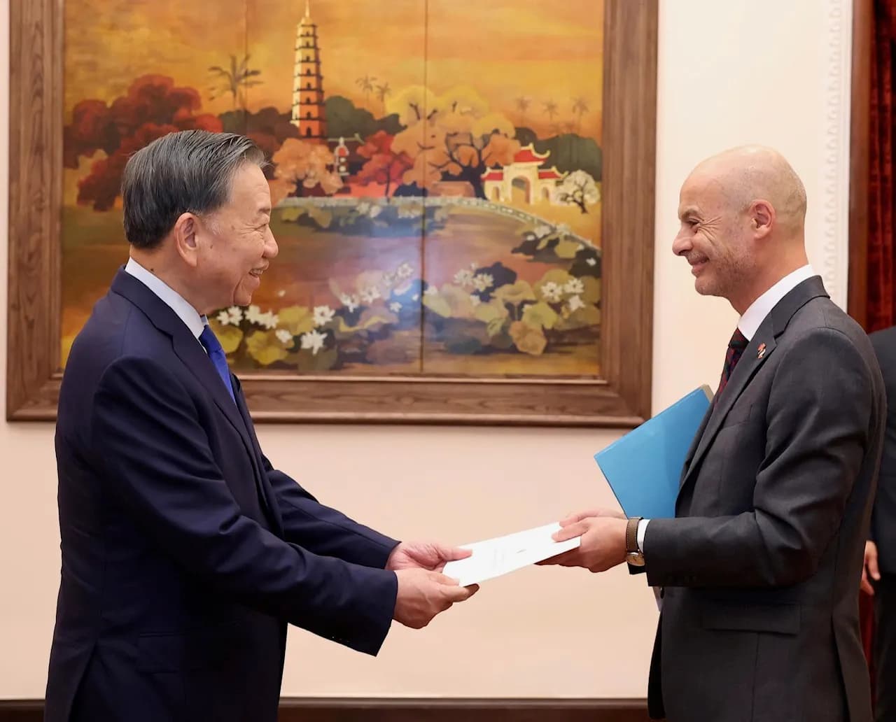 Tân Đại sứ Pháp Didier Le Bret: 'Cha tôi sinh ra ở Việt Nam, bà nội tôi là người Huế'