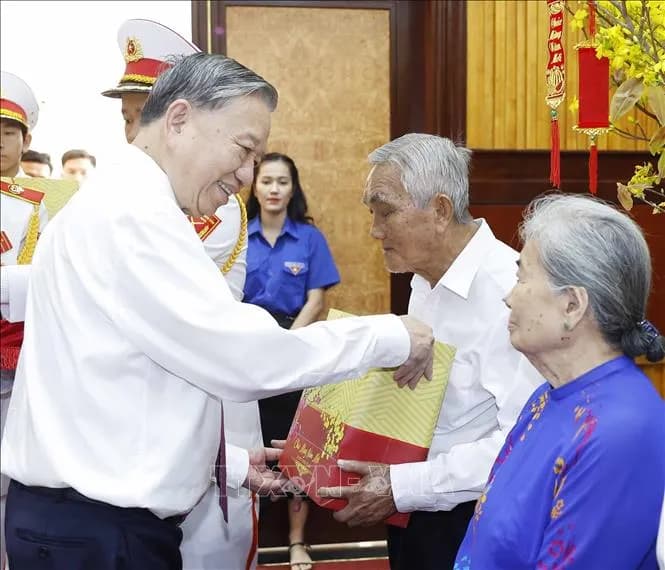 Tin tức sáng 15-10: Chính phủ trợ cấp cho người tham gia kháng chiến có thành tích xuất sắc