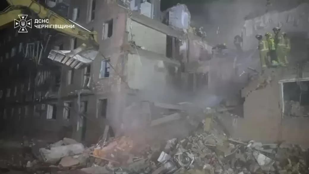 Tòa chung cư Ukraine trúng tên lửa, 22 người chết