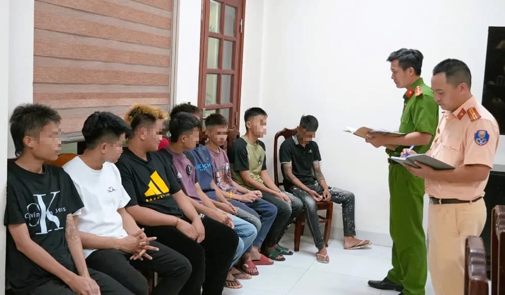 Triệu tập 17 thanh, thiếu niên chạy xe máy dàn hàng, mang hung khí để tìm 'cảm giác mạnh'