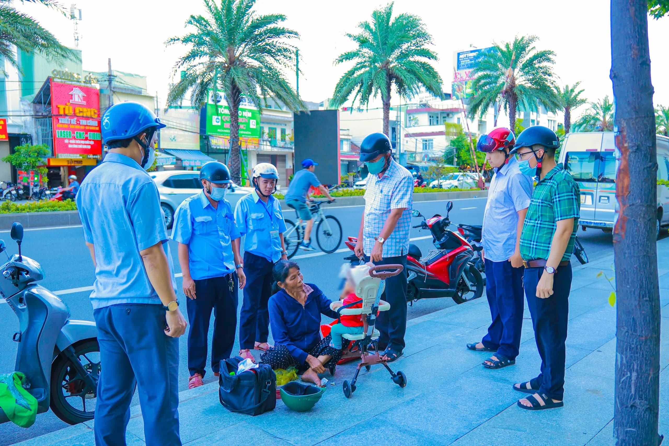 Xử lý người phụ nữ mang theo con riêng của người tình xin ăn trên phố