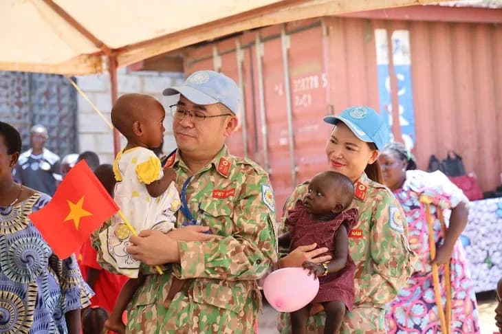 Người lính mũ nồi xanh Việt Nam trao yêu thương đến trẻ em Nam Sudan trước ngày về nước