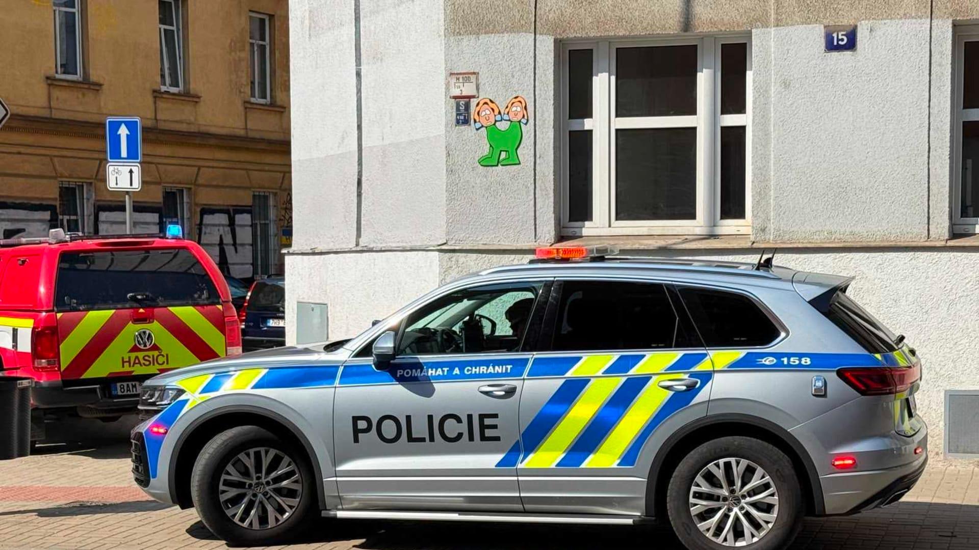 Người đàn ông ở Praha thừa nhận tạt xăng đốt bạn gái và nhiều tội danh đặc biệt nghiêm trọng khác