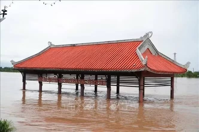 Người dân ven sông Thạch Hãn tất bật 'chạy lũ' trong đêm tối