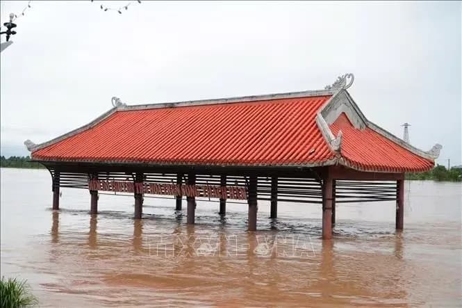 Người dân ven sông Thạch Hãn tất bật 'chạy lũ' trong đêm tối