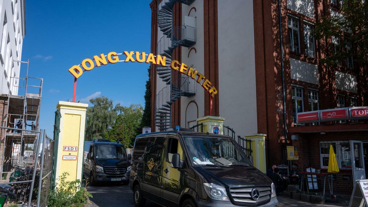 Cảnh sát và hải quan Đức đột kích lớn tại Dong Xuan Center ở Berlin: Phát hiện hơn 40 người cư trú bất hợp pháp