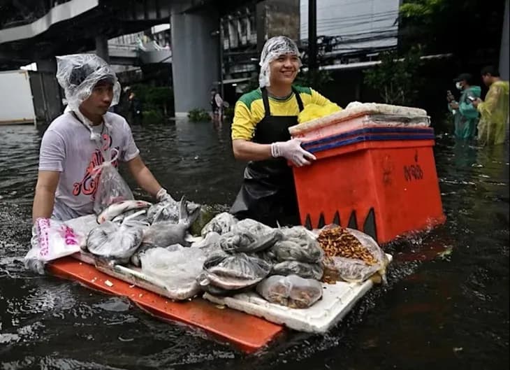 Bangkok ngập lụt, người dân lội nước đi chợ