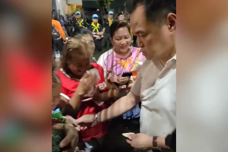 Thủ tướng Thái Lan lấy tiền túi phát cho dân bị ngập lụt, khẳng định 'tiền sạch'