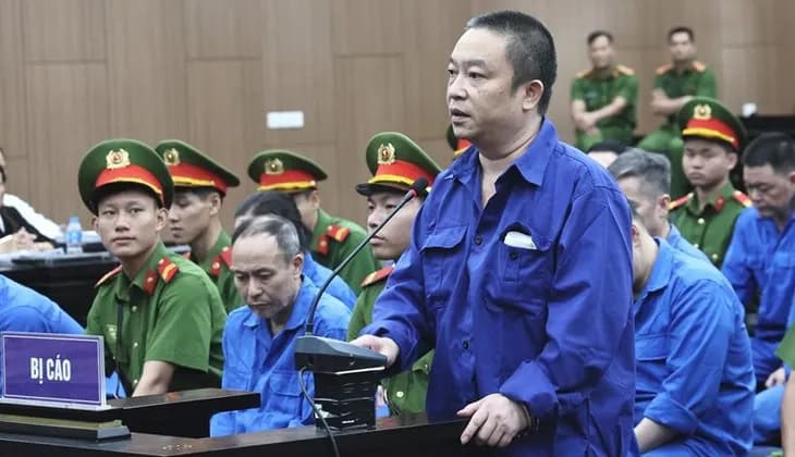 Bác sĩ, điều dưỡng nhận tiền suốt nhiều năm, đi du lịch cùng ‘bà trùm’, sao nói bị ép buộc?